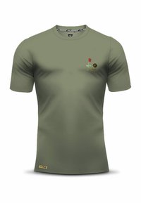 Olijfgroene t-shirt met korte mouwen, gemaakt van een gladde stof. Heeft een kleine borduursel van een golf vlag en logo op de borst met een label aan de zoom.