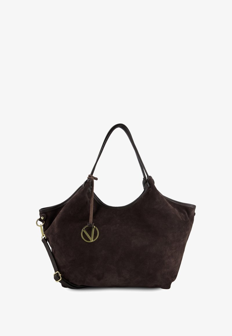 Brun ruskindshåndtaske med en blød, rund form. Den har et mørkt læderhåndtag, justerbar rem og en guldfarvet logoaccent.