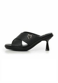 Sandalias de tacón negro con un diseño de tiras cruzadas texturizadas, punta abierta y un pequeño tacón acampanado; presenta un acento de logo metálico.