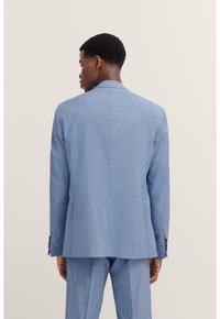 Helles blauer Anzugjacke mit glatter Textur, Schlitz hinten und taillierter Passform. Verfügt über lange Ärmel mit Knopfakzenten.