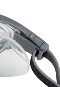 Sikkerhedsglas med en klar linse, grå hængslet ramme og sort elastisk rem. Har en lille knap på siden til justeringer.