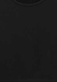 Tejido negro de canalé con una textura suave y escote redondo. El material parece blando y tiene un patrón consistente en toda su superficie.