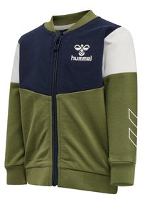Mikina na zip v námořnické modré, olivově zelené a bílé barvě. Obsahuje logo Hummel, žebrované manžety a design s barevnými bloky. Měkký bavlněný materiál.