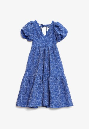 Vestido floral azul con mangas abullonadas, escote en V y lazo en la parte posterior. Presenta una tela texturizada con capas y una silueta fluida.