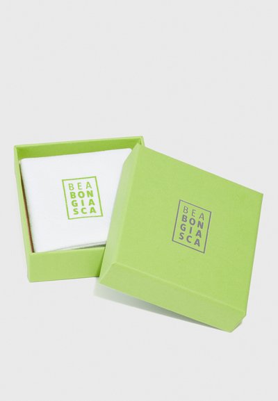 Material alb cu logo-ul "BEABONIAGISCA" în interiorul unei cutii verzi lime. Cutia este pătrată, cu un capac cu balama și o finisare netedă.