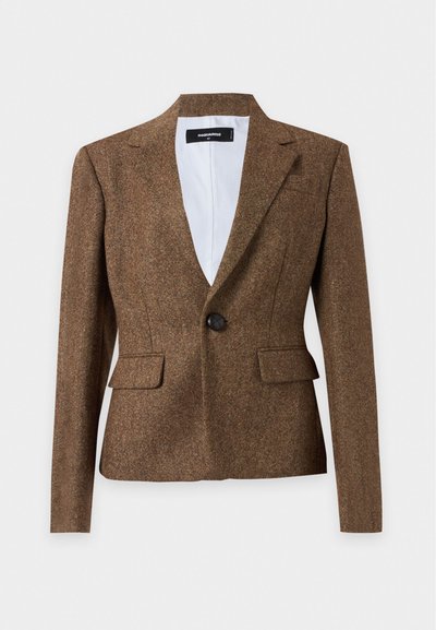 Blazer marron cintré à un bouton avec revers crantés, poches à rabat et doublure intérieure blanche, présenté sur un fond uni.