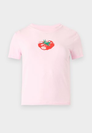 Ανοιχτό ροζ μπλουζάκι με κοντό μανίκι, με μικρό κόκκινο γραφικό τομάτας που έχει πράσινα φύλλα και λεπτομέρεια κομμένης τομάτας στο κέντρο του στήθους.