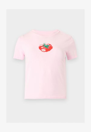 Chemise rose clair à manches courtes avec un petit motif de tomate rouge avec des feuilles vertes et un détail de tomate tranchée au centre de la poitrine.
