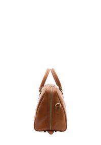 Sac en cuir tan avec un design structuré, des poignées doubles et une fermeture éclair en ton doré. Il possède une base arrondie et une fermeture éclair en haut.