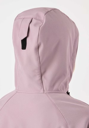 Lichtpaarse jas met capuchon, achteraanzicht, met verstelbaar zwart bandje en naaddetails op gladde stof.