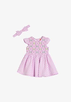 Rosa Karokleid mit gerafftem Mieder und floralem Stickerei, ausgestattet mit schwingenden Ärmeln und einem passenden Schleifenhaarband.