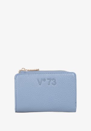 Portafoglio in pelle azzurro chiaro con texture granulata, chiusura con zip e logo "V°73" in rilievo sul davanti, forma rettangolare, design compatto.