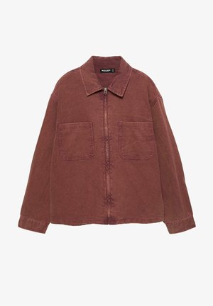 Braune Zip-Jacke mit zwei großen Fronttaschen, einem Kragen und langen Ärmeln, vor einem weißen Hintergrund präsentiert.