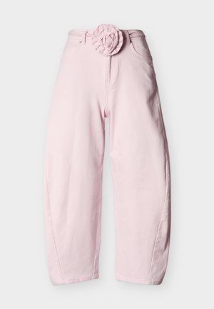 Παντελόνι φαρδύ με ψηλή μέση σε απαλό ροζ χρώμα, με μπροστινές τσέπες και ζώνη από το ίδιο ύφασμα με αγκράφα σε σχήμα τριαντάφυλλου.