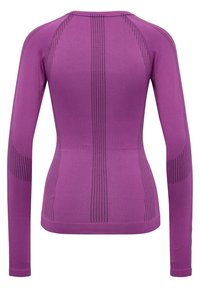 Langarm sportshirt in paars gebreid stof met meshpanelen, naadloos ontwerp en ribbels aan de mouwen. Bevat gestructureerde accenten langs de achterkant.