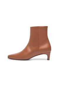 Bottine en cuir marron avec un bout pointu et un talon modeste. Texture lisse, design épuré et détails de couture minimalistes.
