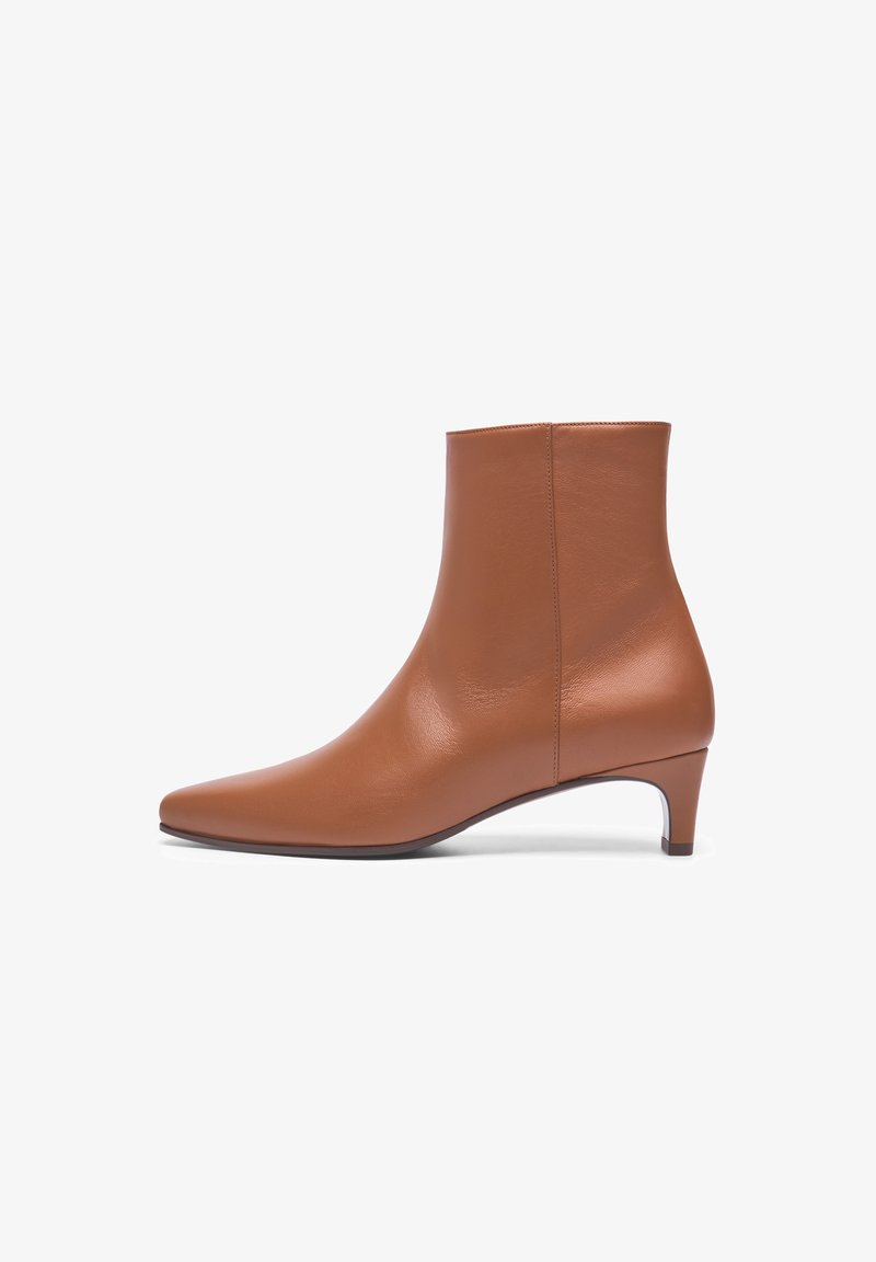 Braune Leder-Stiefelette mit einer spitzen Zehenform und einem moderaten Absatz. Glatte Oberfläche, schlichte Design und minimale Nahtdetails.