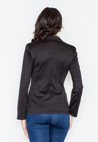 Zwarte blazer met een gestructureerd design, voorzien van een notch-kraag, lange mouwen en een getailleerde pasvorm. Glad textuur, geen zichtbare patronen.