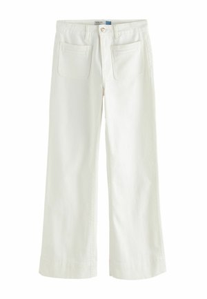 Pantalon blanc à jambes larges avec poches plaquées à l'avant, fermeture à boutons, passants pour ceinture, et taille mi-haute.