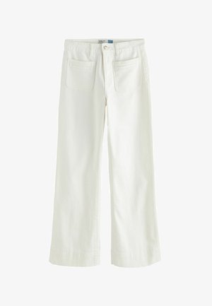 Weit geschnittene weiße Hose mit aufgesetzten Taschen vorne, Knopfverschluss, Gürtelschlaufen und mittelhohem Bund.