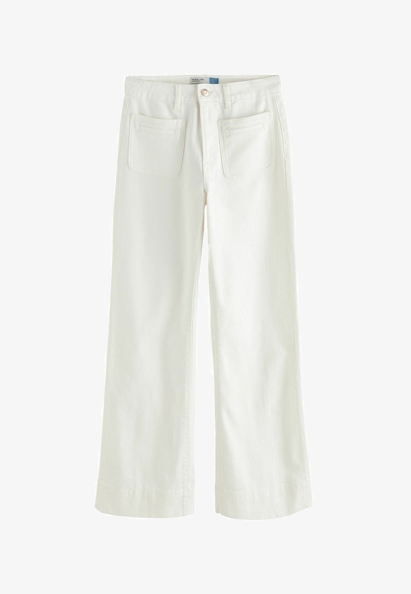 Pantalon blanc à jambes larges avec poches plaquées à l'avant, fermeture à boutons, passants pour ceinture, et taille mi-haute.