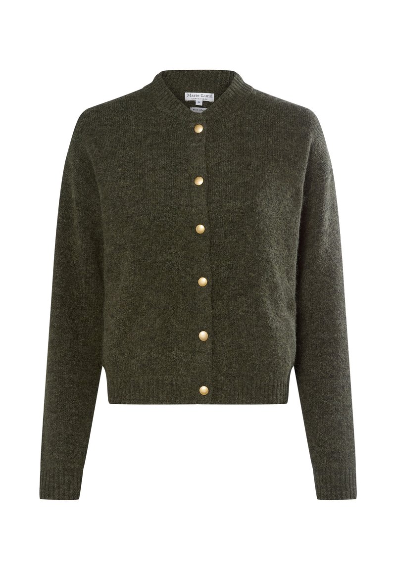 Cardigan vert en tricot avec un col en V, fermeture à boutons et boutons en ton doré. Il présente des poignets et un ourlet côtelés pour un look ajusté.