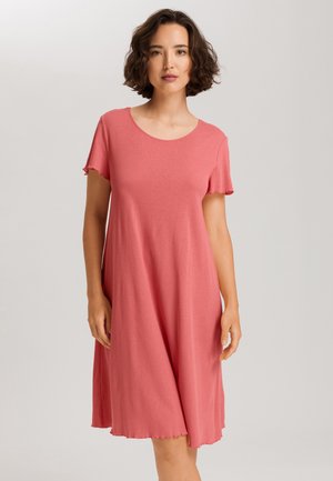 Robe à manches courtes, longueur genoux en tissu jersey corail doux. Présente un décolleté arrondi et un ourlet légèrement évasé avec des bords ondulés.