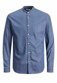 Camicia da uomo a maniche lunghe in denim blu scuro; frontale a bottone senza caratteristiche, colletto alla coreana, vestibilità regolare, con piccolo logo ricamato sul petto.