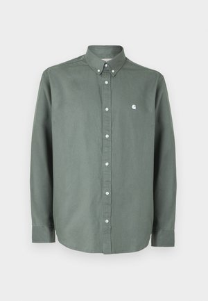 Grünes Langarmhemd aus Baumwolle, mit einem Button-Down-Kragen, einer vorderen Knopfleiste und einem kleinen weißen Logo auf der Brust.