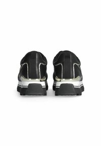 Schwarze Sportschuhe mit einem Obermaterial aus Synthetik, gepolstertem Kragen und metallischem Akzent an der Ferse. Weiße Zwischensohle mit schwarz strukturiertem Außensohle.