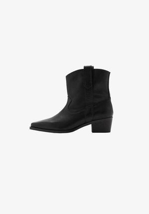 Botte cowboy noire en cuir arrivant à la cheville, avec bout pointu, talon bloc de hauteur moyenne et languettes de traction de chaque côté.
