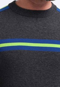 Maglione a maglia grigio scuro con strisce orizzontali blu e verde fluorescente sul petto, con collo a coste.