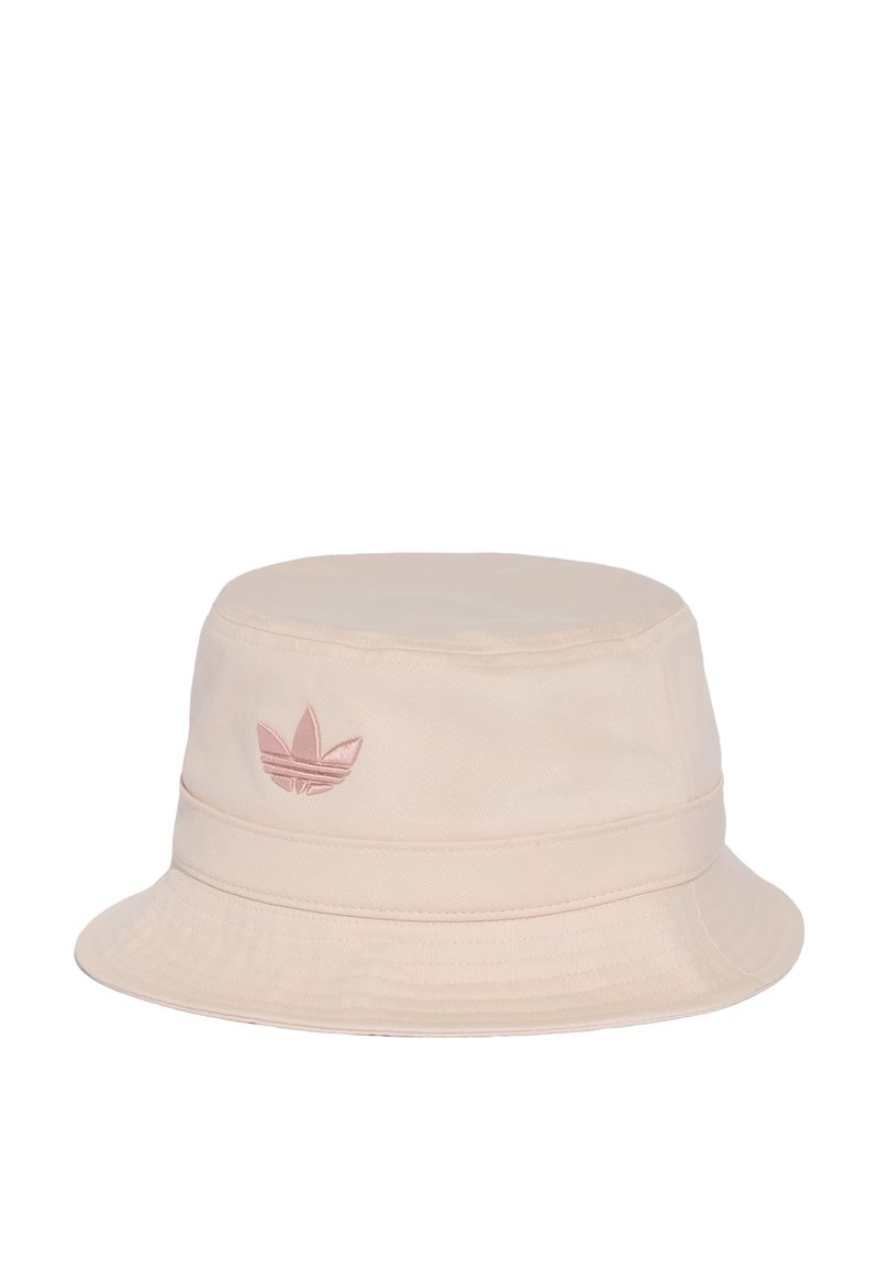Cappello a secchiello beige con un piccolo logo rosa Adidas trefoil ricamato sul davanti.