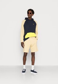 Lyle & Scott Calções - natural green