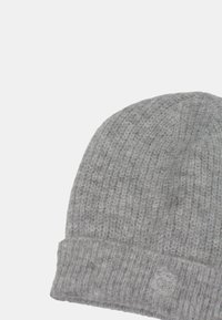 Berretto in maglia grigia con texture a coste e risvolto. Presenta una piccola etichetta con logo sul davanti. Tessuto morbido e flessibile.