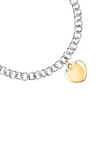 Bracciale in argento con un charm a forma di cuore in oro lucido, con maglie rotonde e un dettaglio di chiusura sicura. Texture liscia e finitura riflettente.