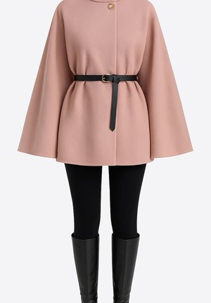 Giacca mantella rosa chiaro con tessuto strutturato, chiusura con un solo bottone dorato, cintura nera aderente, abbinata a pantaloni neri aderenti e stivali al ginocchio.