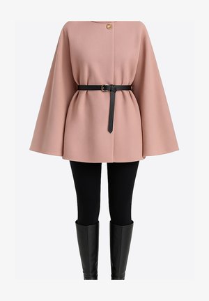 Lyserød kappejakke med tekstureret stof, enkelt guldknaplukning, stram sort bælte, kombineret med sorte tætsiddende bukser og knælange støvler.