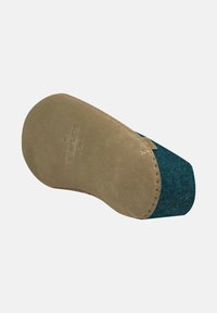Teal sko med beige gummisål. Har en syet kant langs sålen, med en glat, mat finish på bunden.
