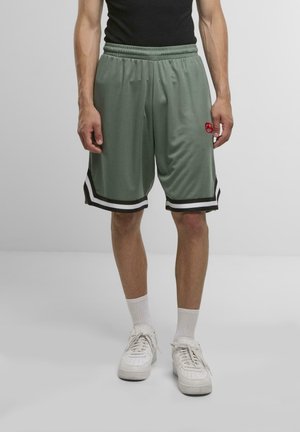 Shorts de sport verts avec une taille élastique, des bordures noires et un logo rouge sur la cuisse gauche. Fabrication en matériau léger et respirant.