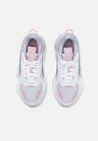 Paire de baskets Puma RS-X blanches et roses vues de dessus, montrant les lacets, le logo et les détails en mesh.