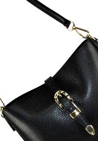 Sac en cuir noir texturé avec boucle et fermoir en or, doté d'une bandoulière amovible avec quincaillerie dorée.