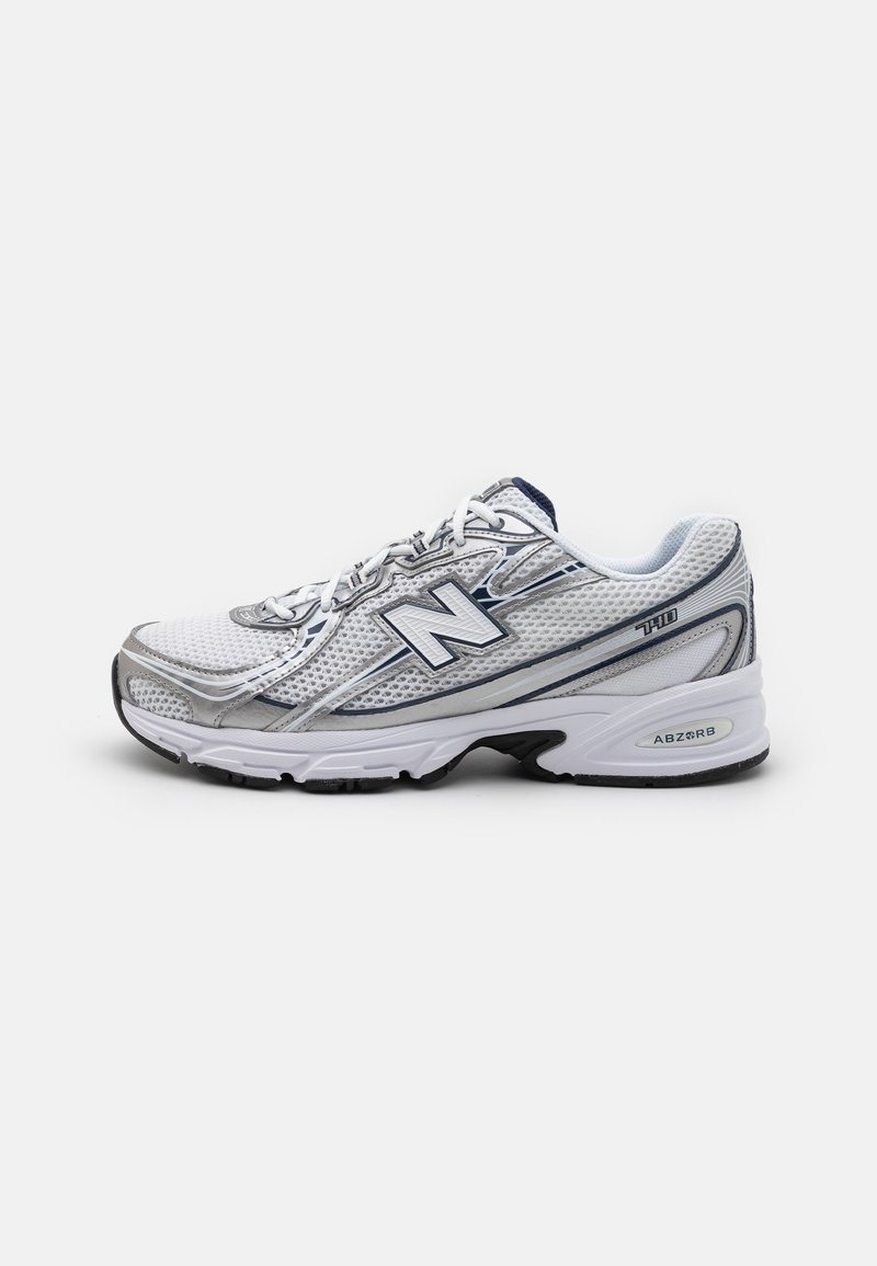 Chaussure de running New Balance 740 blanche et grise avec empeigne en mesh, lacets et semelle amortie, vue de profil.