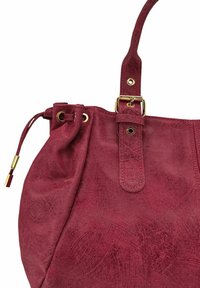 Sac à main bordeaux en faux suède, doté d'un sommet froncé, de poignées robustes et d'accents en métal doré. Surface texturée avec une légère brillance.