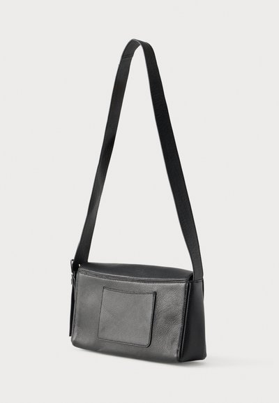 Μαύρη ορθογώνια δερμάτινη τσάντα ώμου με μακρύ λουρί και μπροστινή τσέπη σε μονόχρωμο φόντο.