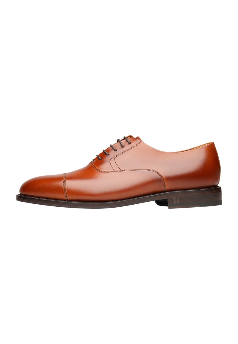 Chaussure habillée en cuir marron avec une finition lisse, design à bout en cap, cinq œillets et une semelle marron durable. Silhouette classique et élégante.