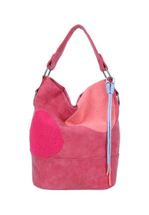 Sac à épaule en suede rose et corail avec des patches texturés et un détail de cordon bleu accroché à un anneau en métal.