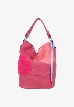 Sac à épaule en suede rose et corail avec des patches texturés et un détail de cordon bleu accroché à un anneau en métal.