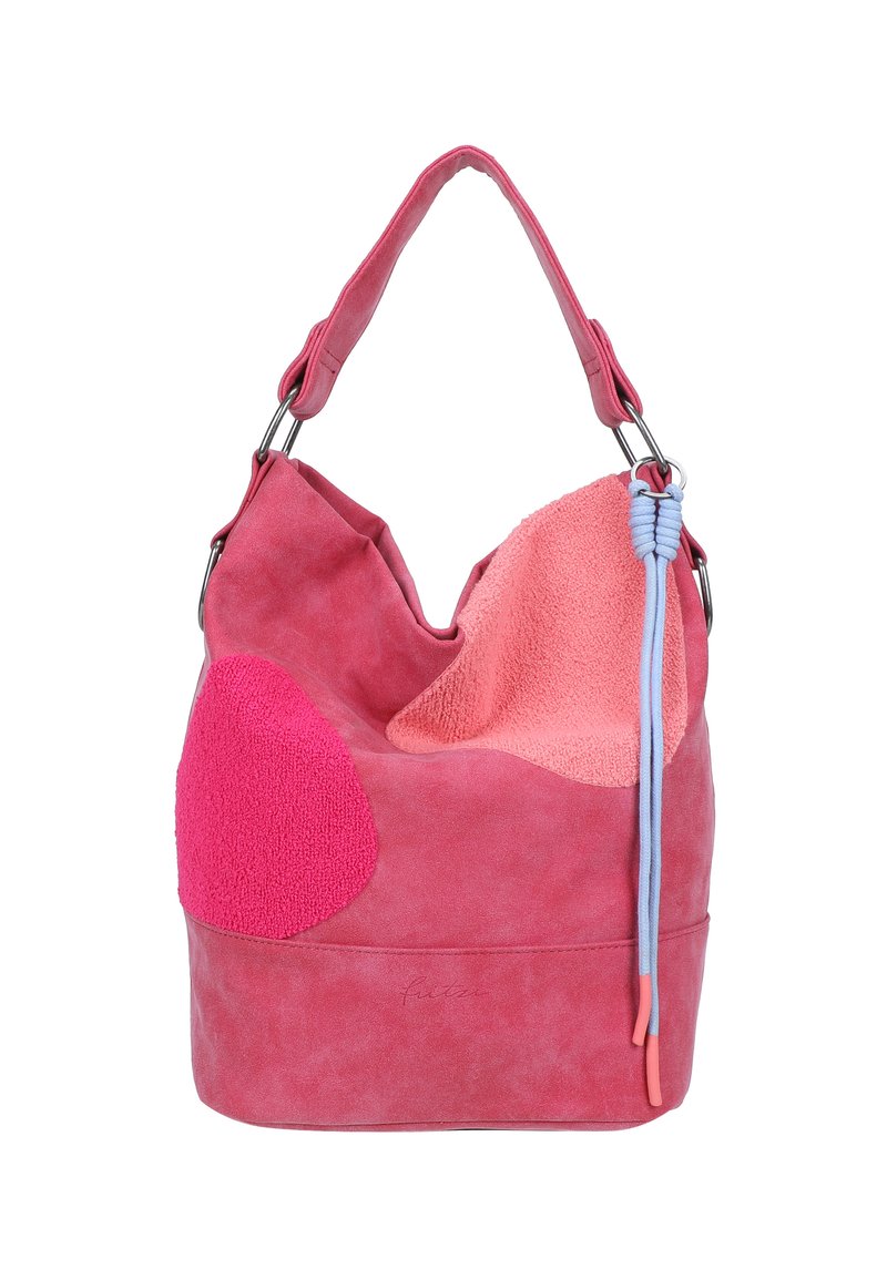 Borsa a spalla in suede rosa e corallo con toppe testurizzate e dettagli in blu a cordoncino appesi a un anello di metallo.