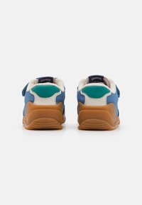 Blaue Sneaker mit einem Obermaterial aus strukturiertem Stoff, cremefarbenen Akzenten und einer Gummisohle. Mit einem Klettverschluss und einer gepolsterten Ferse mit türkisfarbenen Details.